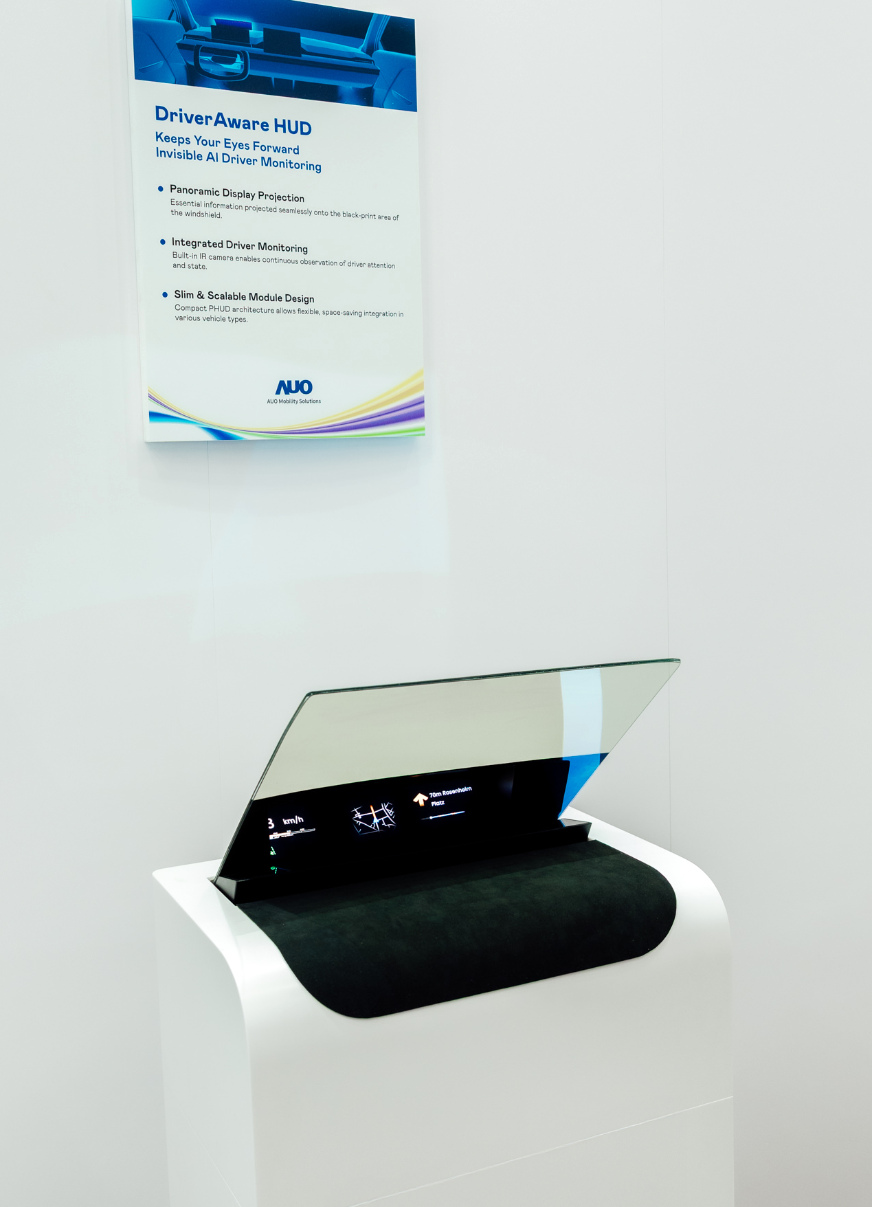 DriverAware HUD结合抬头显示器与隐藏式红外线摄影机，将车速、导航及警示讯息投影于挡风玻璃上，完美对齐驾驶目不离路的视线，同时，透过AI 监控驾驶注意力以提升安全性。